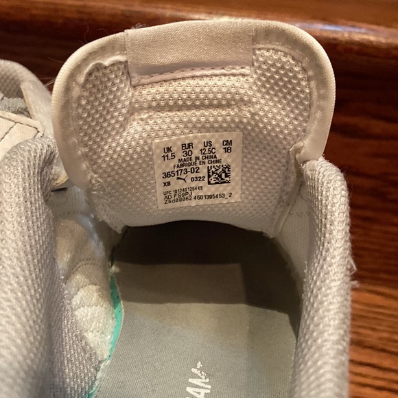 Hard to Find White Smash Velcro Puma Sneakers -Size 12.5C. Unisex. - Picture 6 of 7